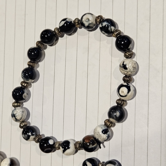 Elegant Orca Agate Beaded Bracelet - Picture 2 of 5